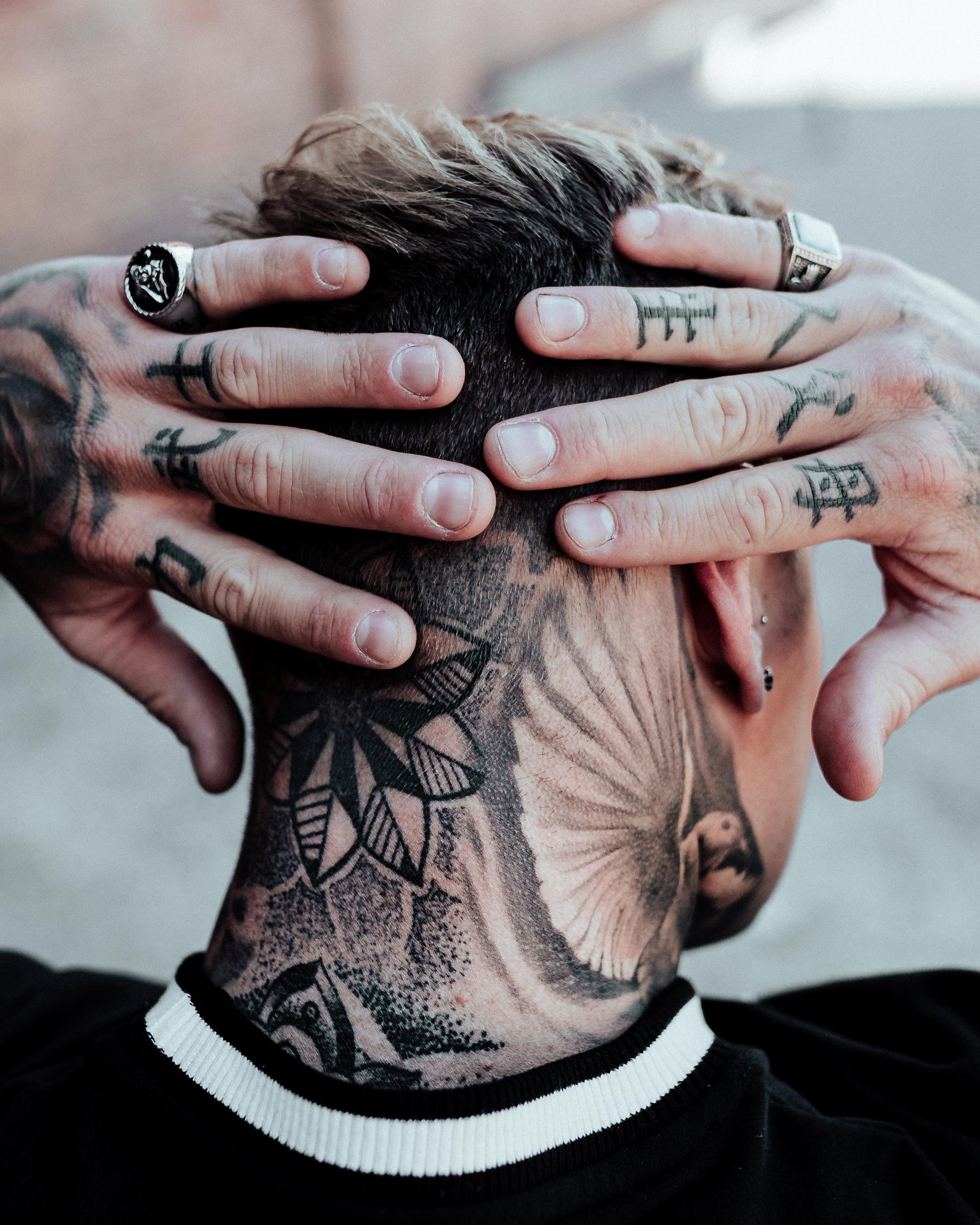 Varios tattoos en el cuello