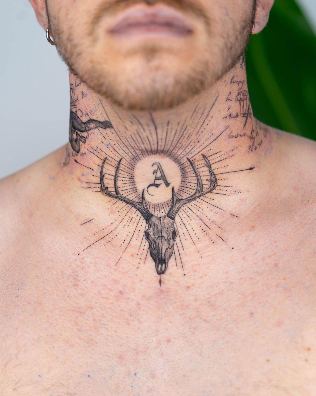 Combinación de tattoos en el cuello