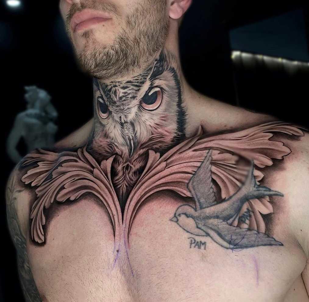 Tatuaje de búho en el cuello