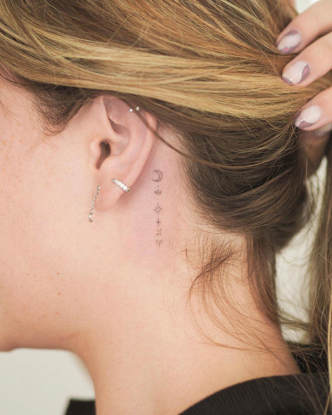 Tatuaje en el cuello de símbolos paralelos a la oreja