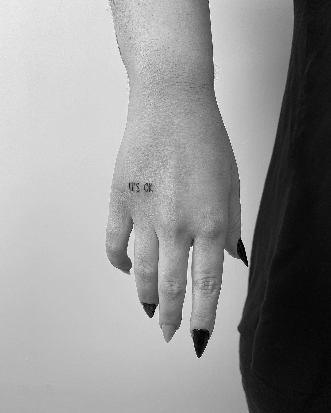 ‘It’s ok’ tatuado sobre la mano