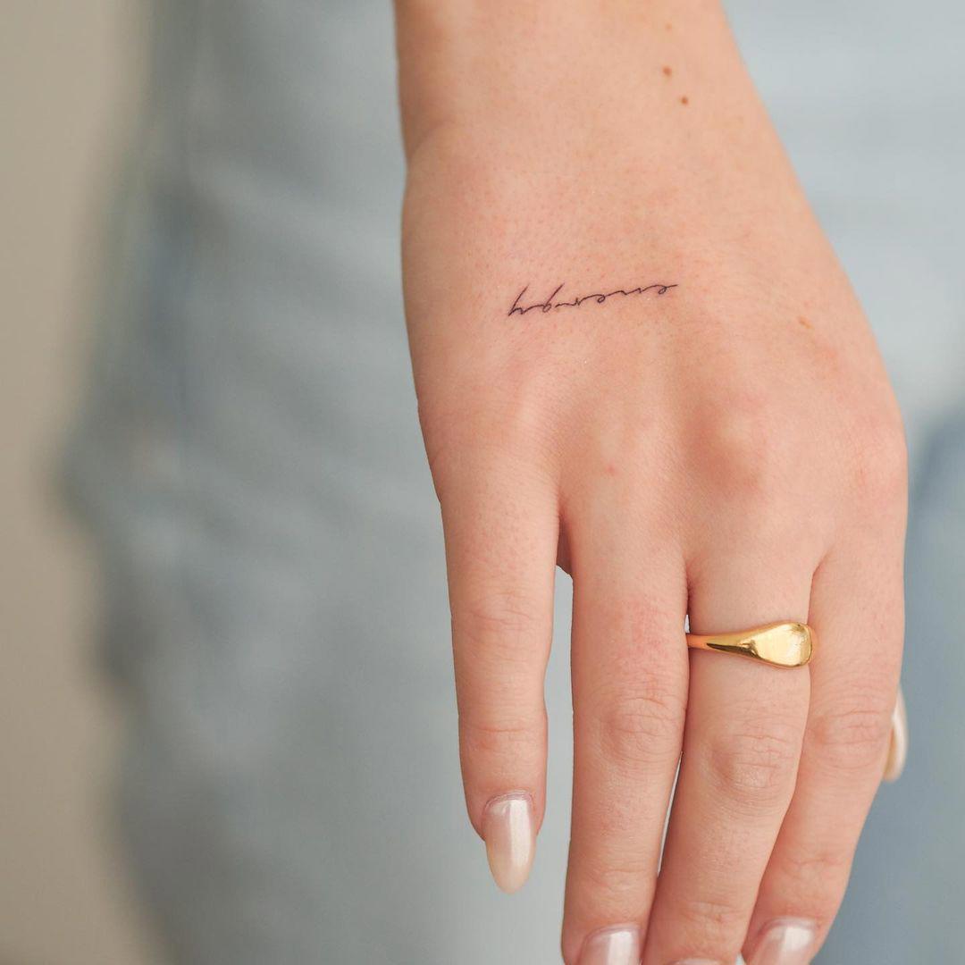 Palabra ‘energy’ tatuada en la mano