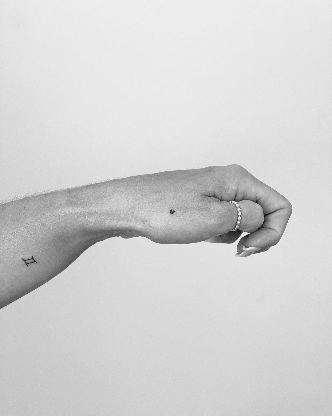 Mini-tattoo de corazón en la mano