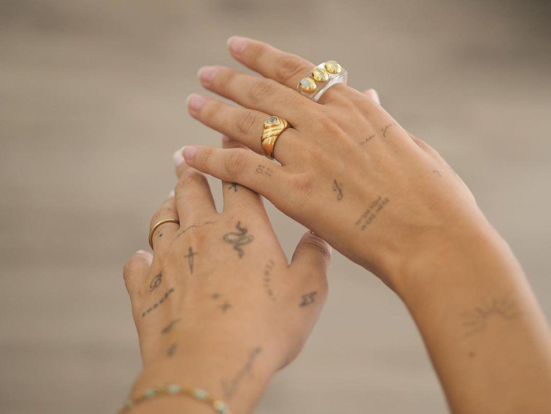 Combinación de tattoos en las manos