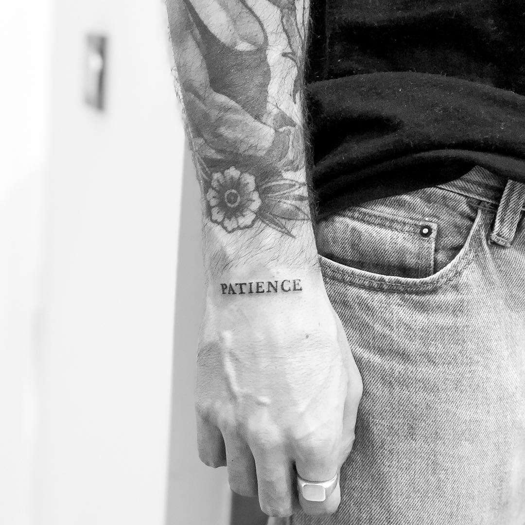 ‘Patience’ tatuado en la base de la mano