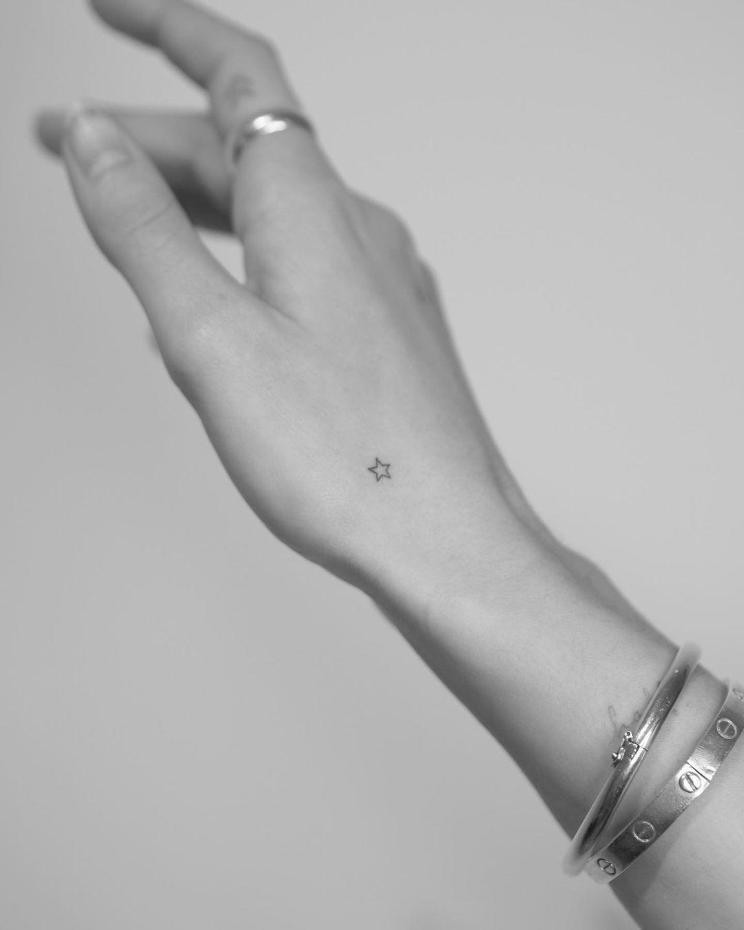 Mini estrella tatuada en la mano