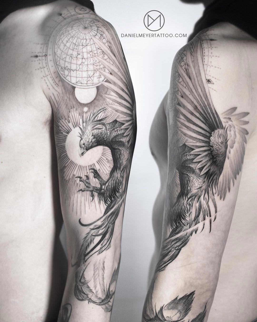 Un tattoo en el brazo cargado de detalles