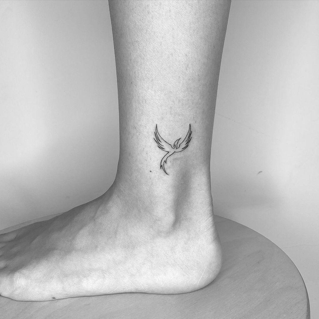 Tattoo del ave fénix en el tobillo