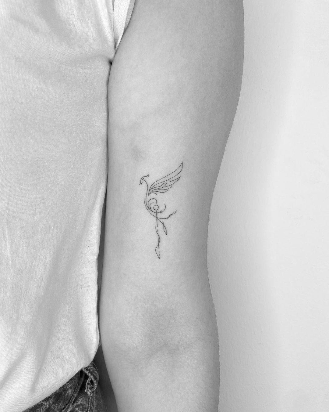 Tatuaje de ave fénix con líneas