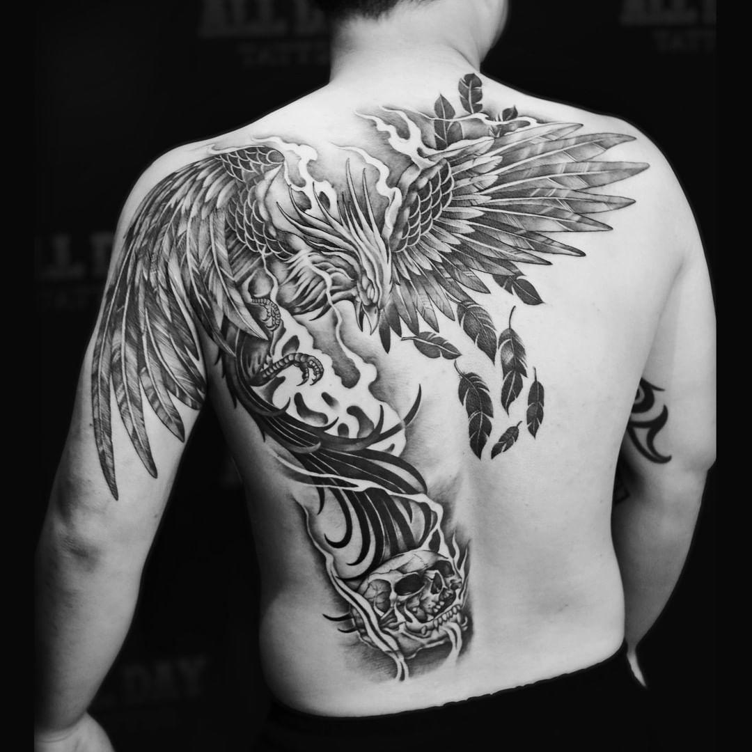 Tatuaje del ave fénix en blanco y negro sobre la espalda