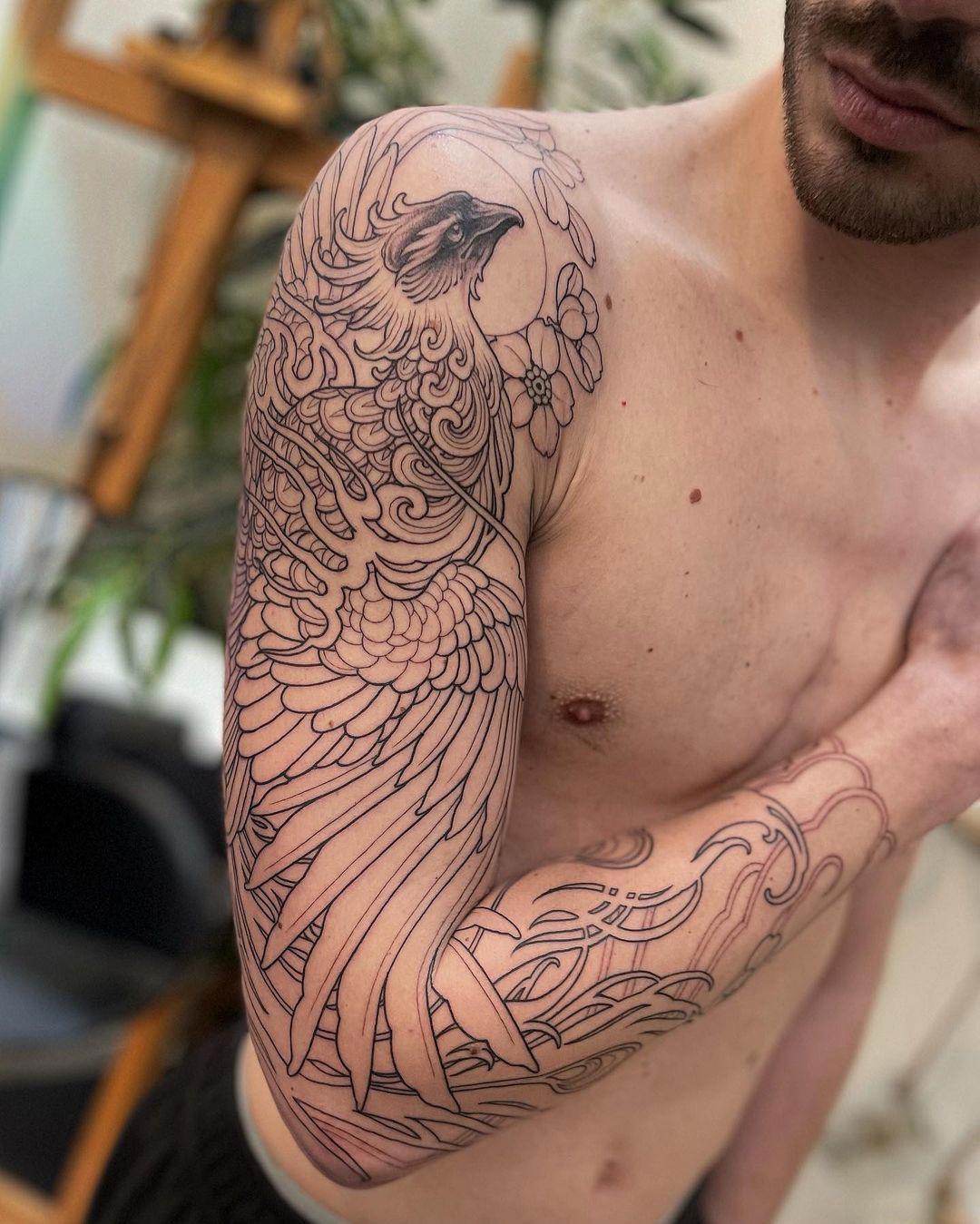 Una manga tatuada con el ave fénix