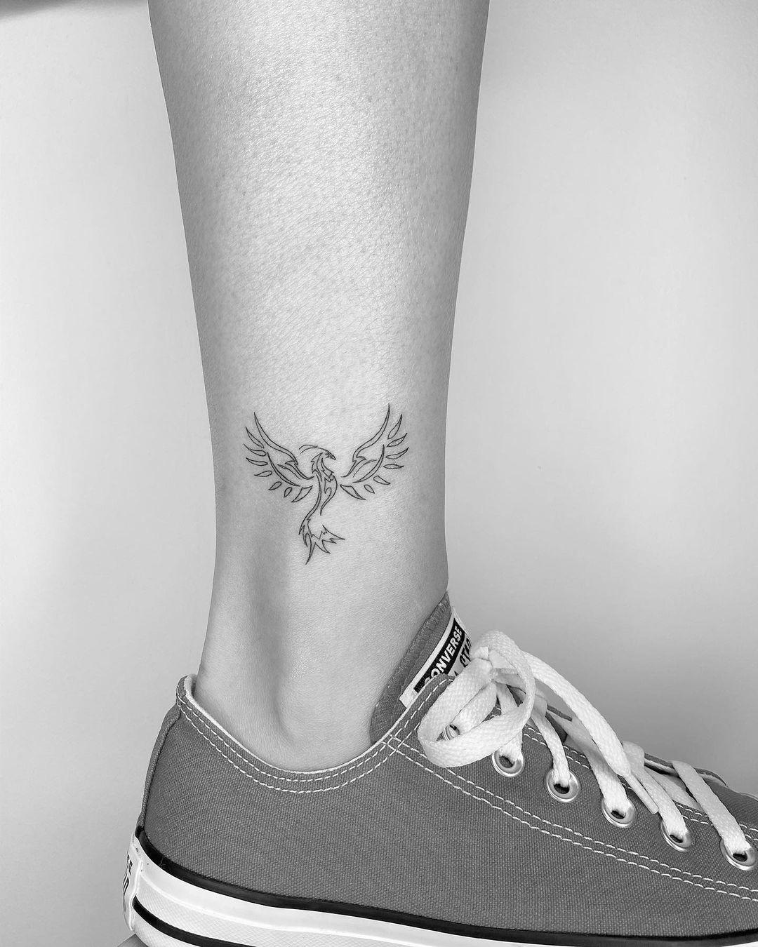 El ave fénix tatuado sobre el tobillo