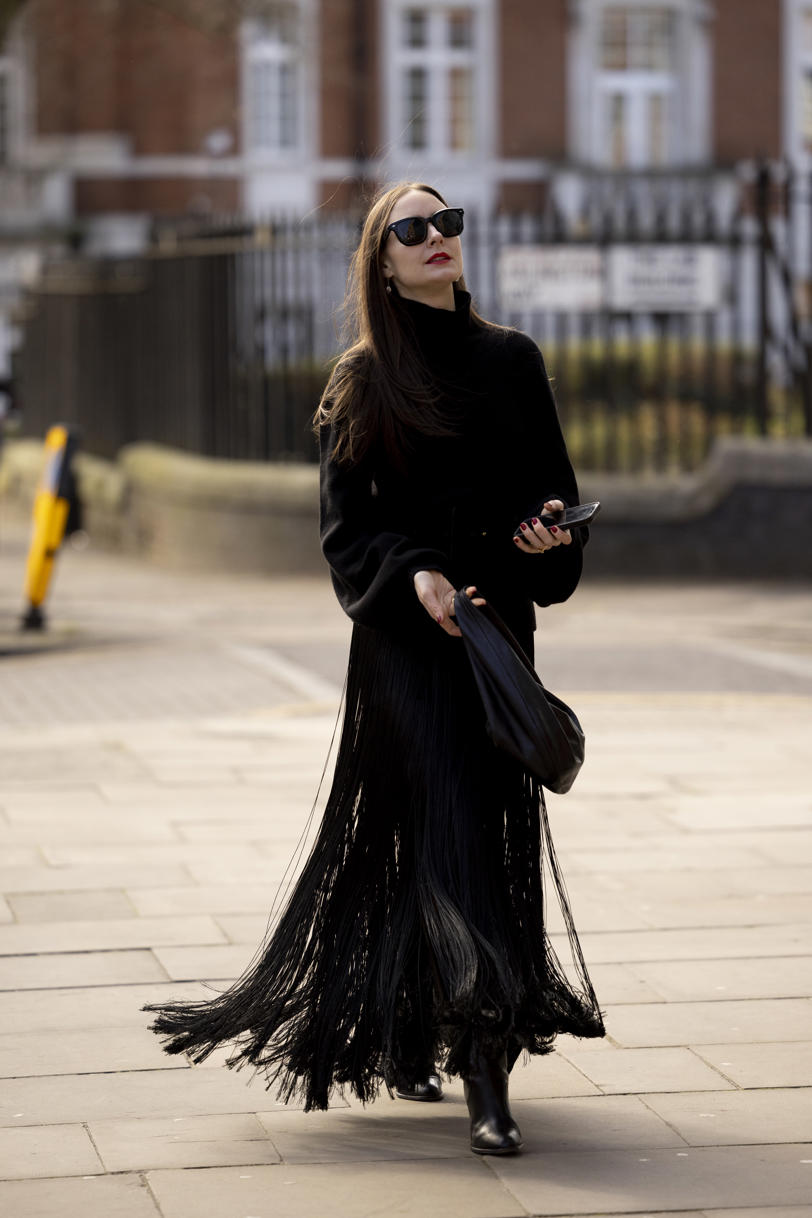 falda negra con flecos
