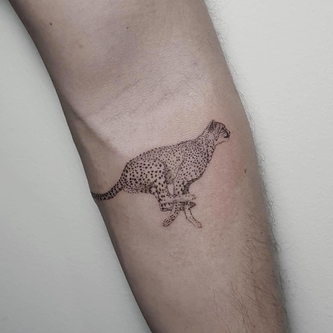 Tatuaje de un guepardo en el antebrazo