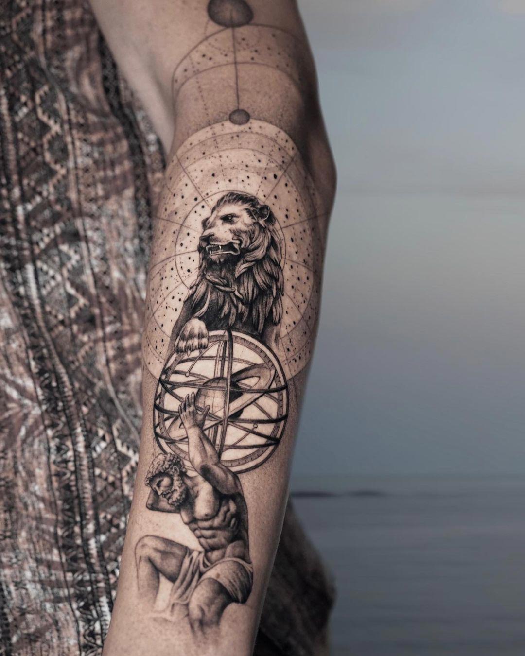 Tattoo micro realista de león y Atlas