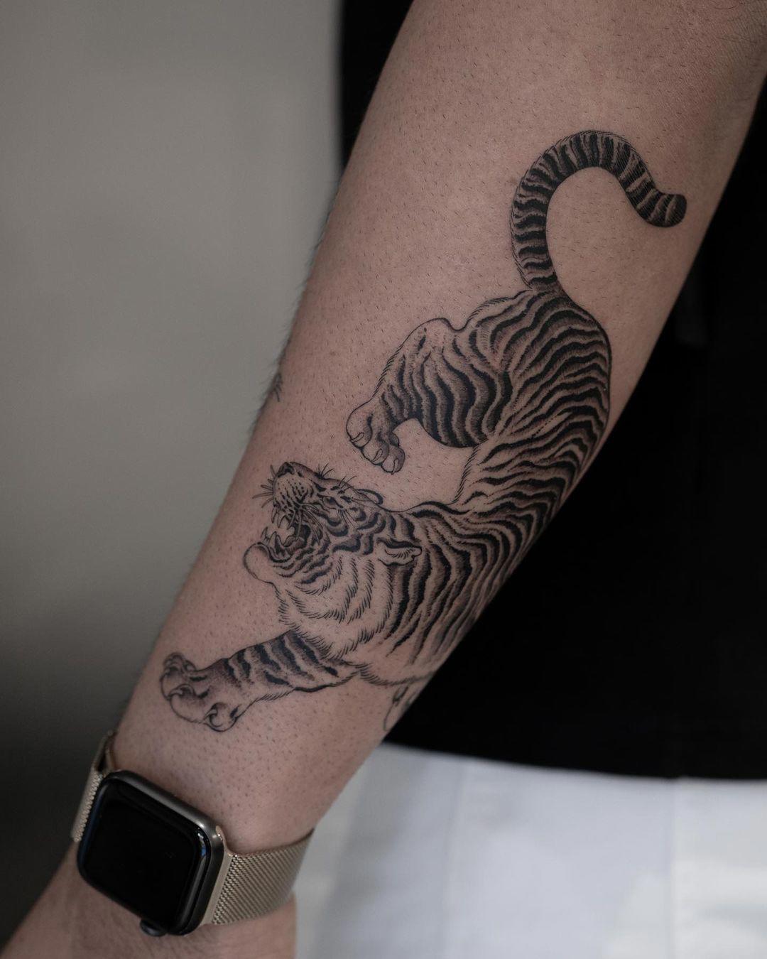 Tattoo de un tigre japonés en ‘black work’ 