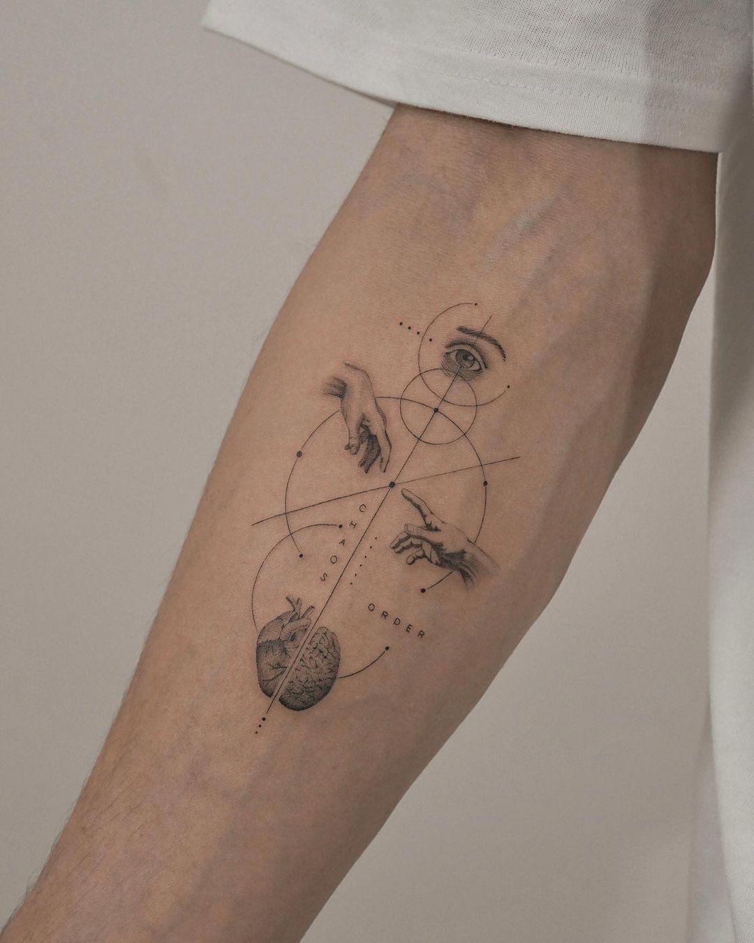 Un tattoo puramente simbólico con motivos realistas