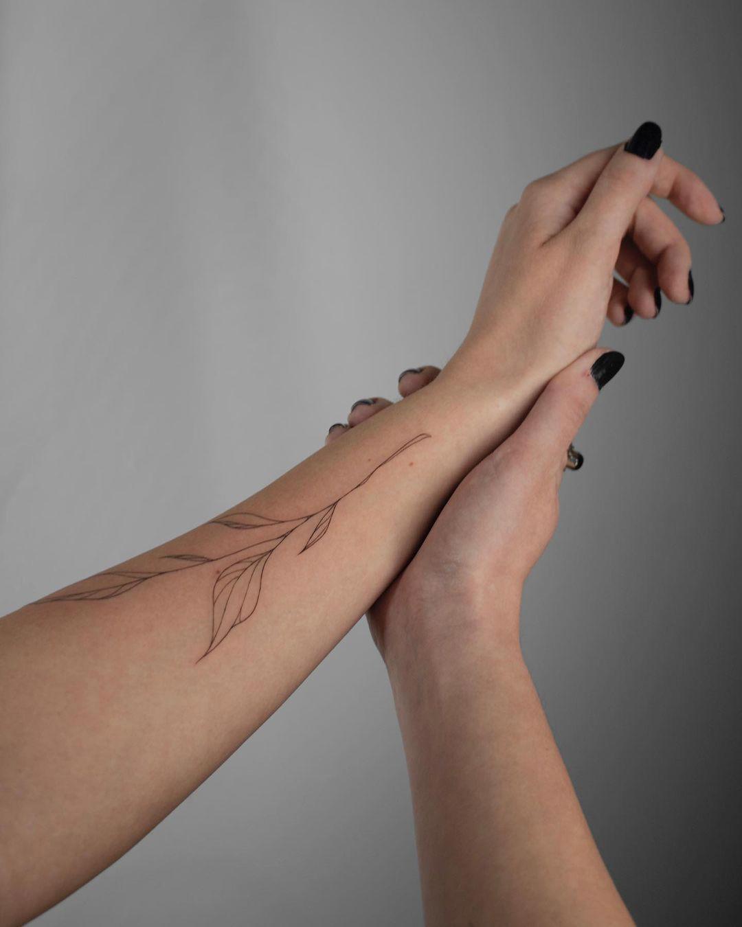 Tattoo de una rama en trazo fino