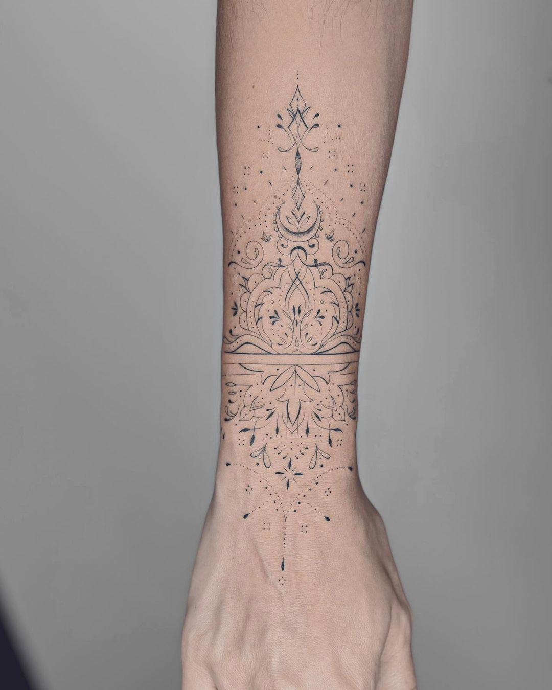 Tatuaje de trazo fino con diseño ornamental