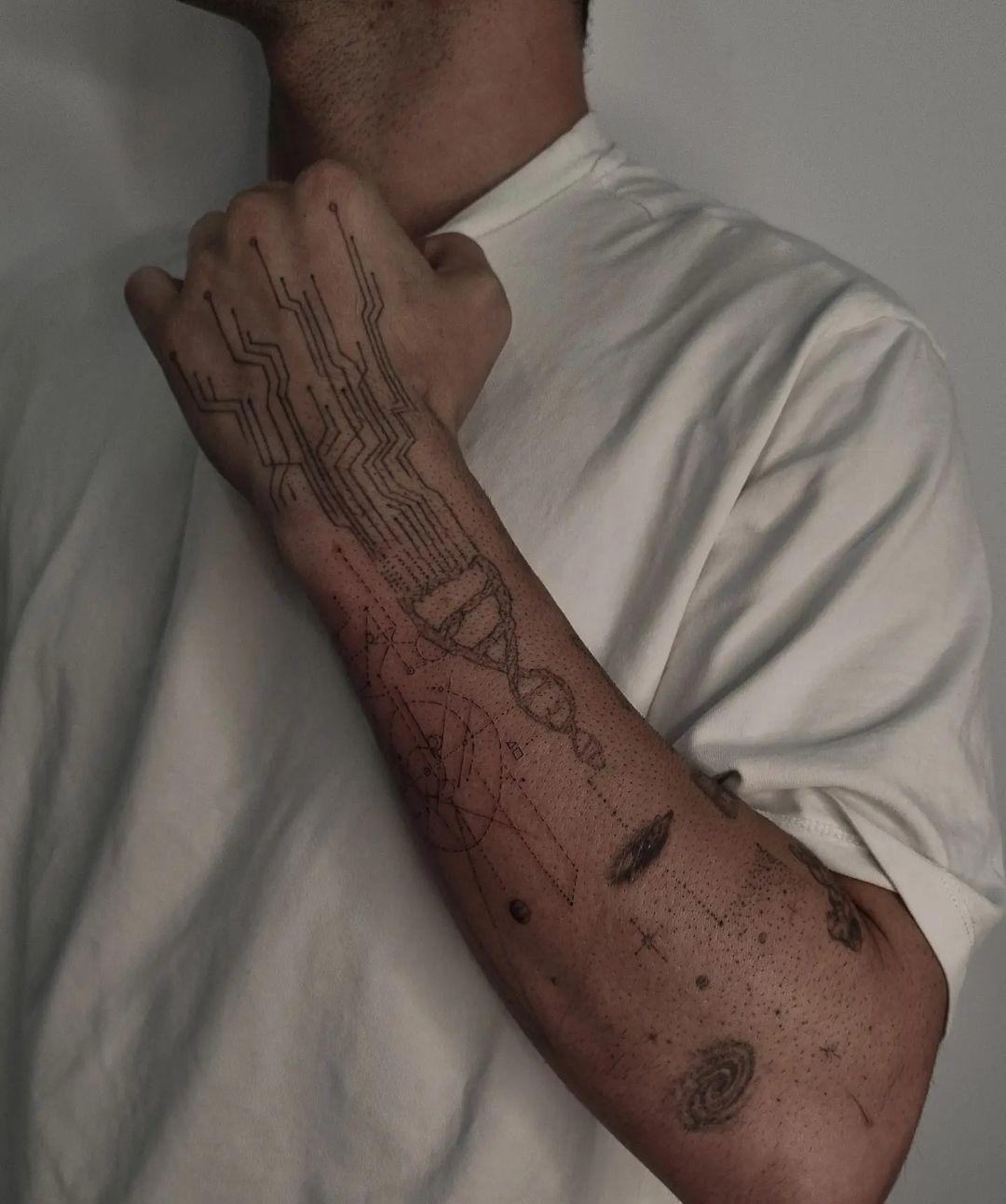 Tatuajes en el antebrazo obra de Nacho Caja