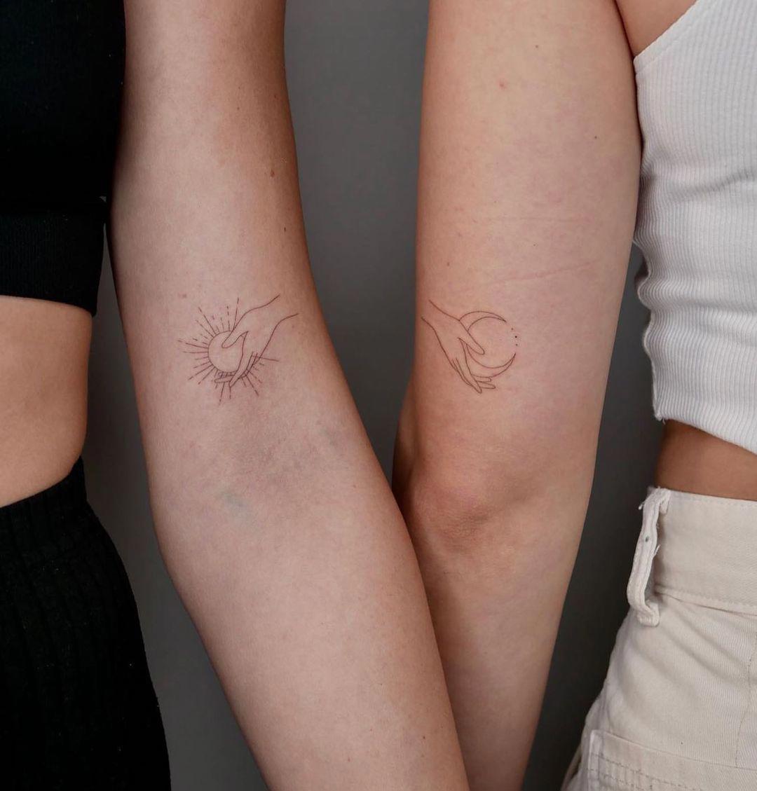 Tatuajes de sol y luna con manos complementarios