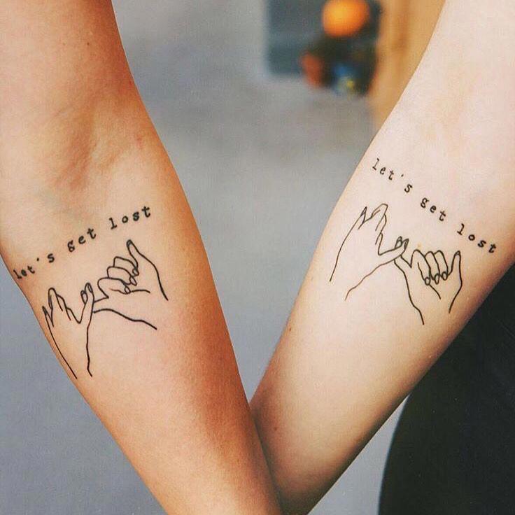 Tattoo de frase y silueta de manos