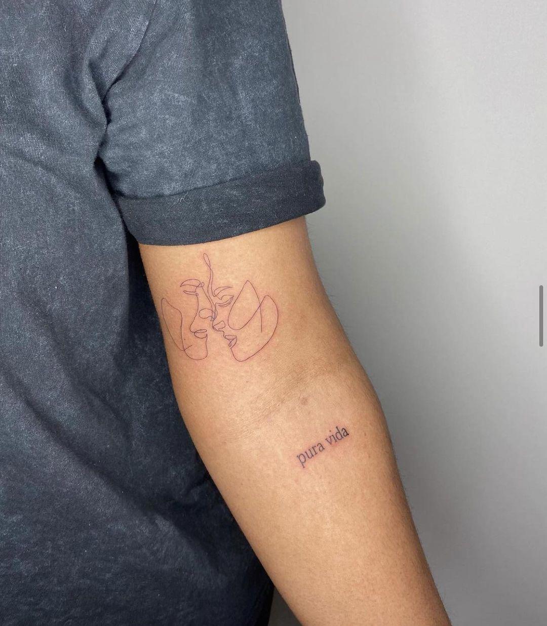 Tattoo en el brazo de dos siluetas