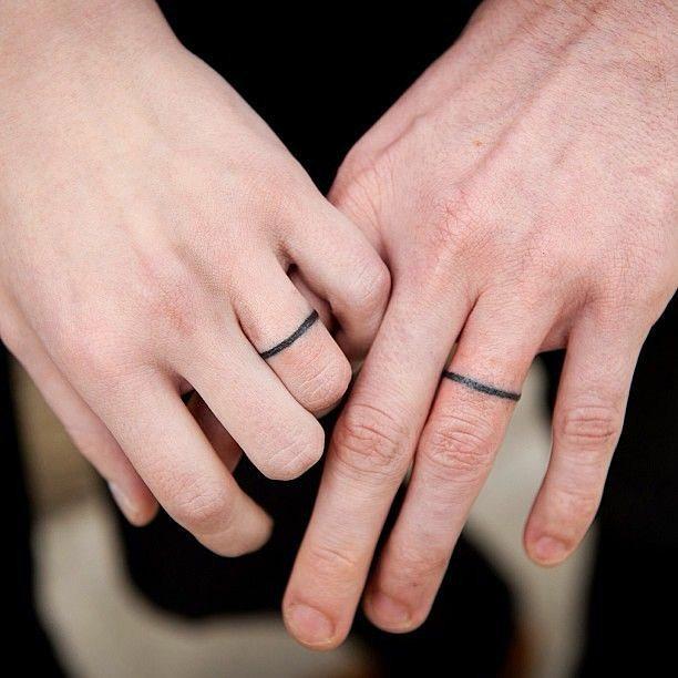 Tattoo de anillos en el dedo anular