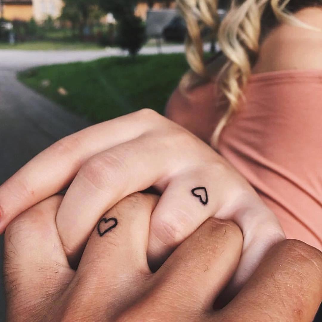 La silueta de un corazón tatuada en el dedo anular
