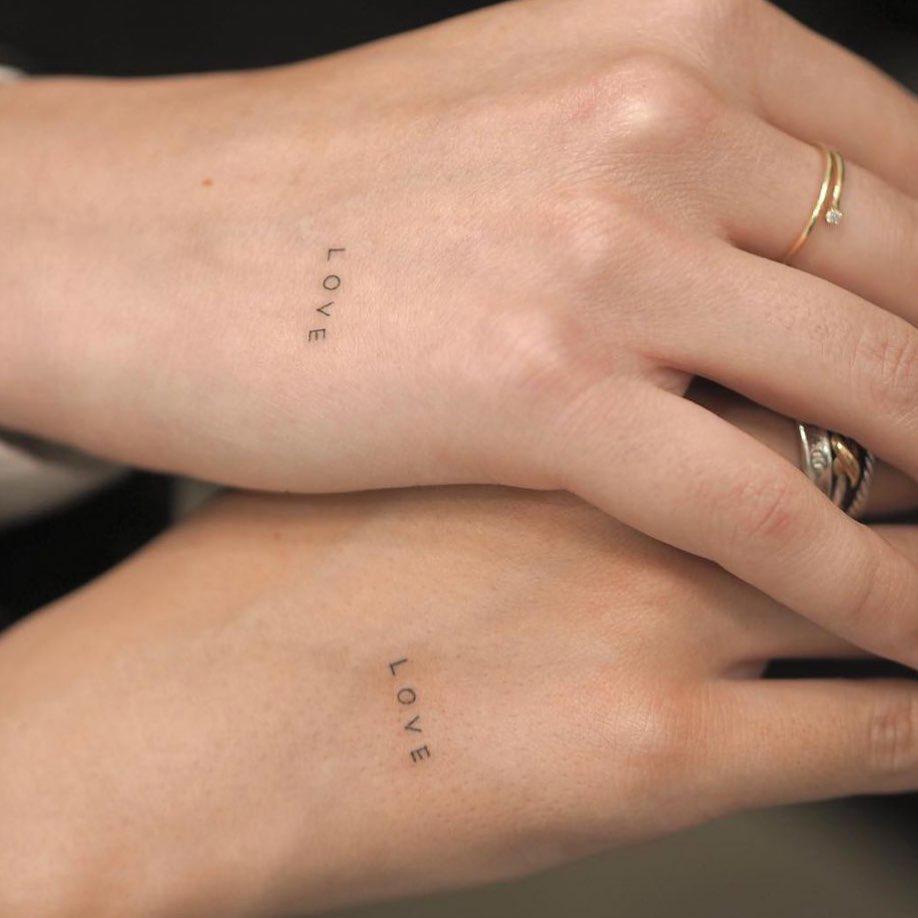 Tattoo de la palabra ‘love’ en la mano