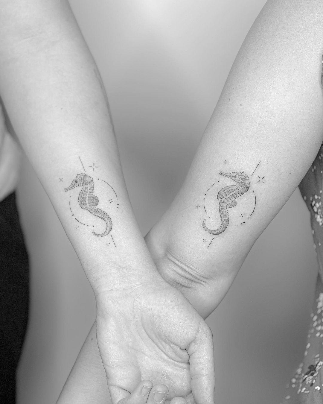 Dos caballitos de mar tatuados