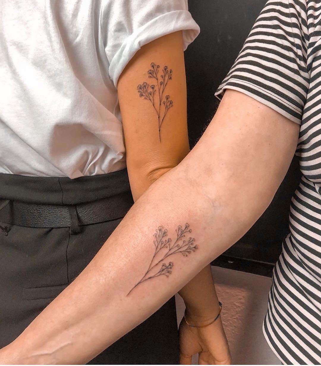 El mismo tattoo floral en el brazo