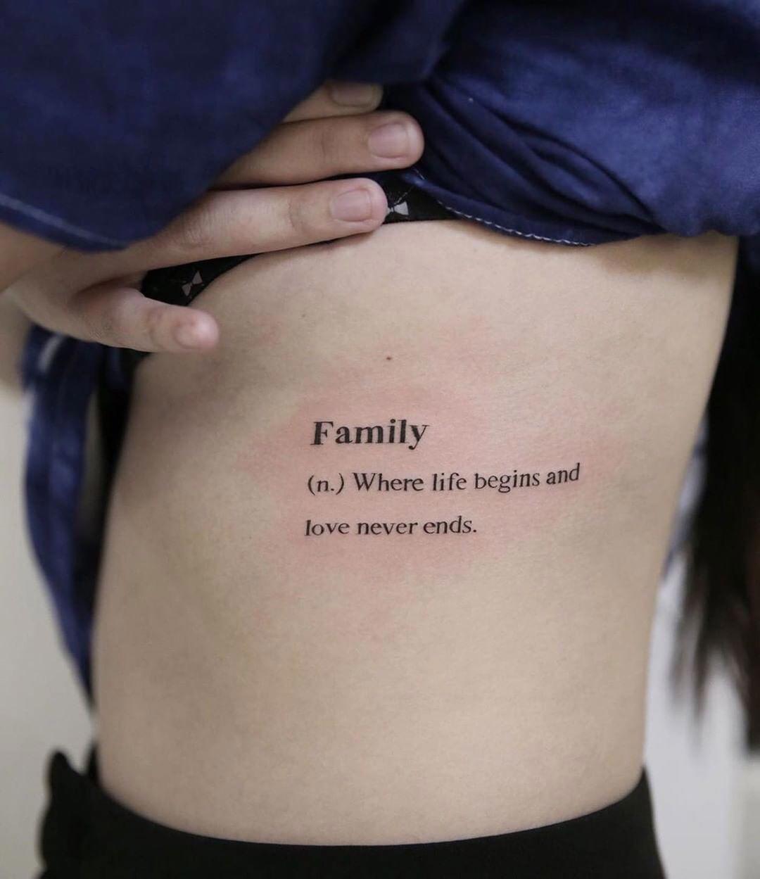 Tatuaje de familia en el costado