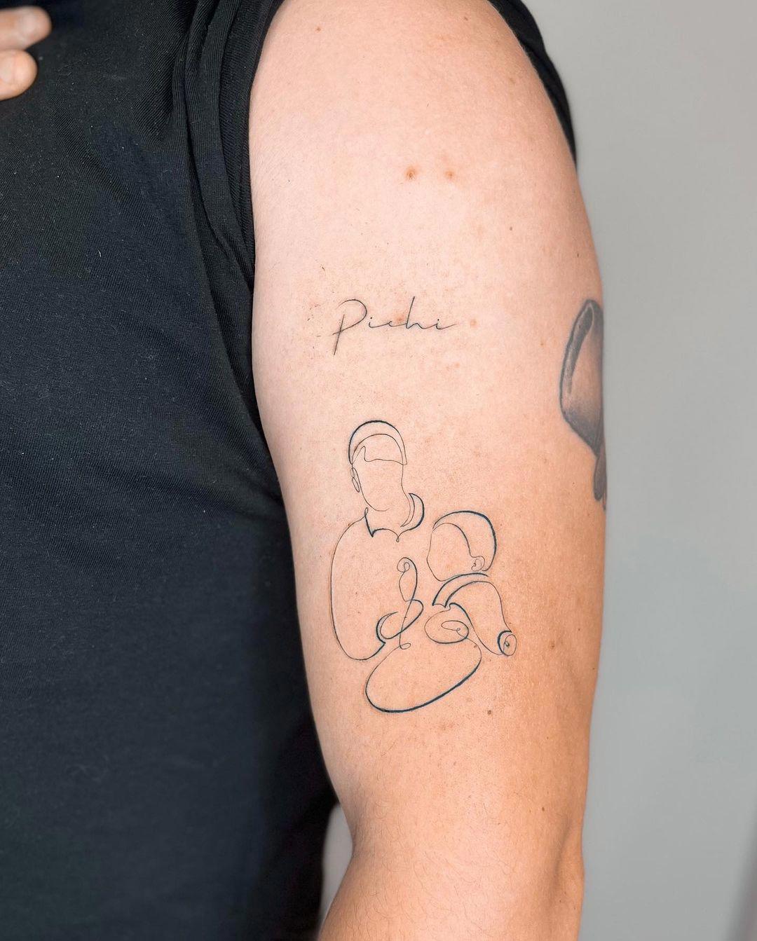 Tatuaje de familia de trazo fino en el brazo