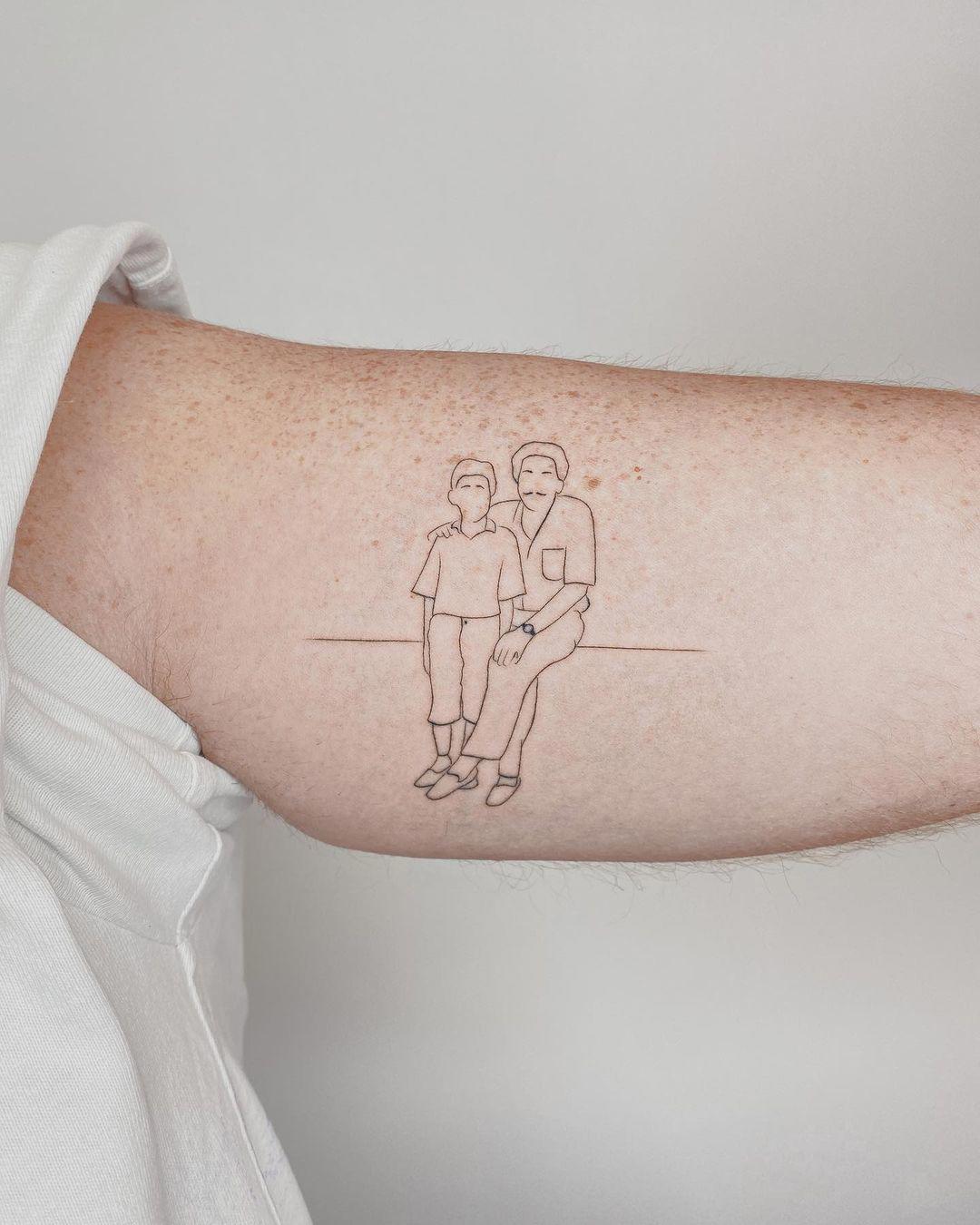 Tatuaje ‘fine line’ de familia en el brazo