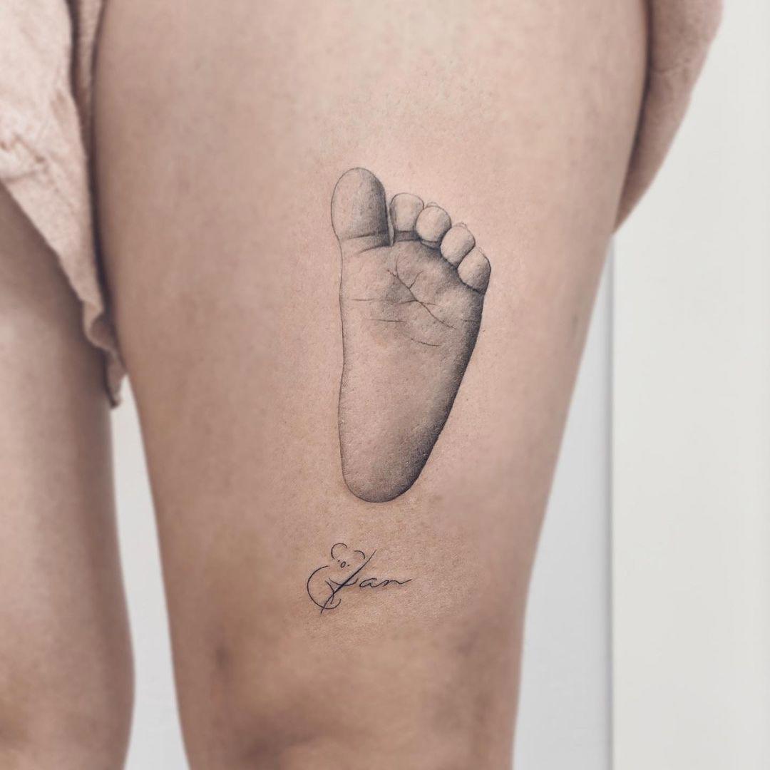 Tatuaje de un pie en una pierna