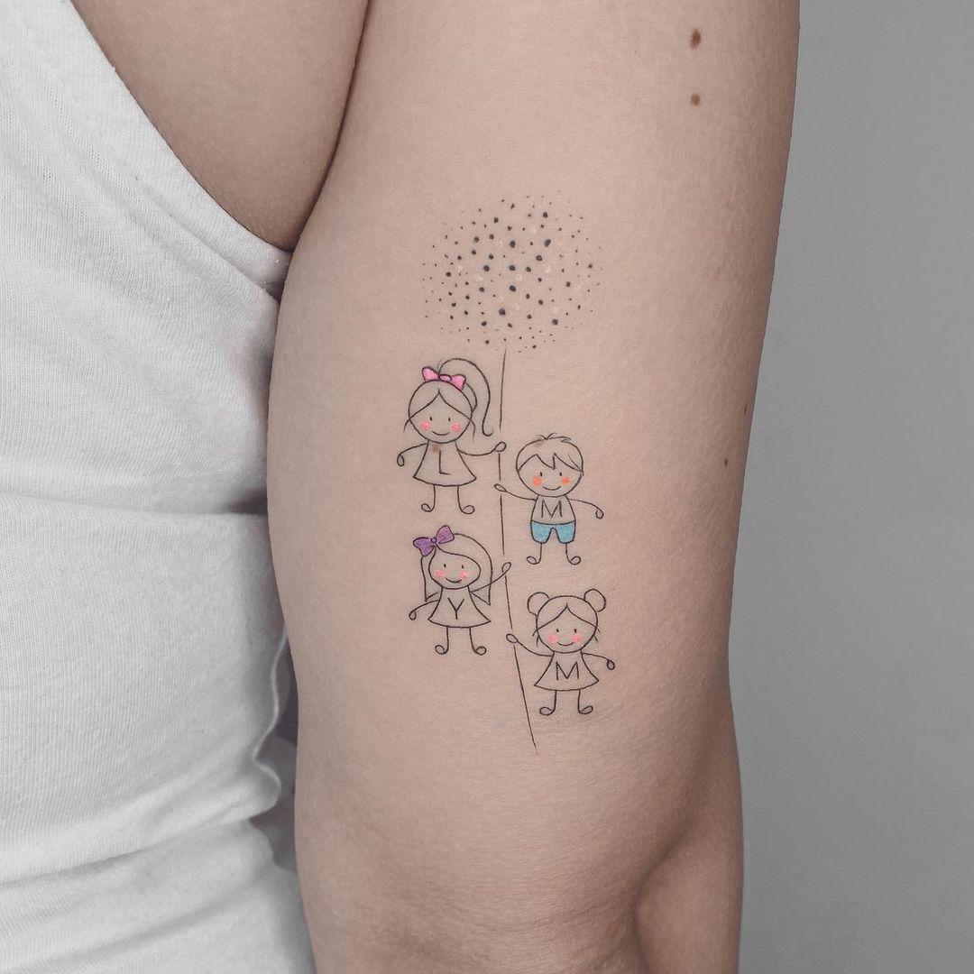 Tatuaje de niños sujetando un globo en el brazo