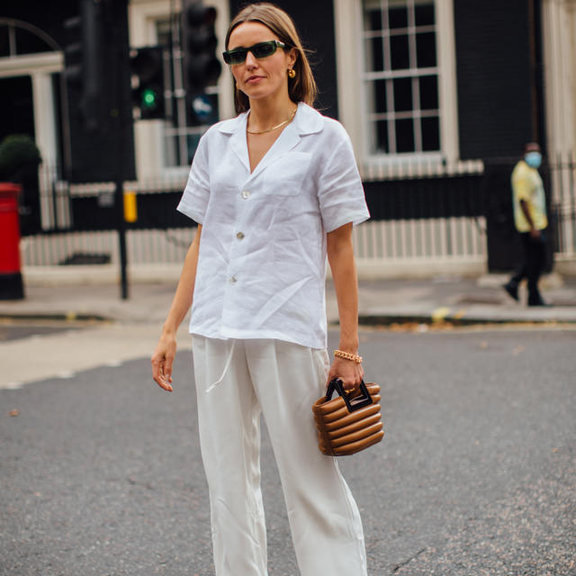 Pantalón blanco en el street style de Londres