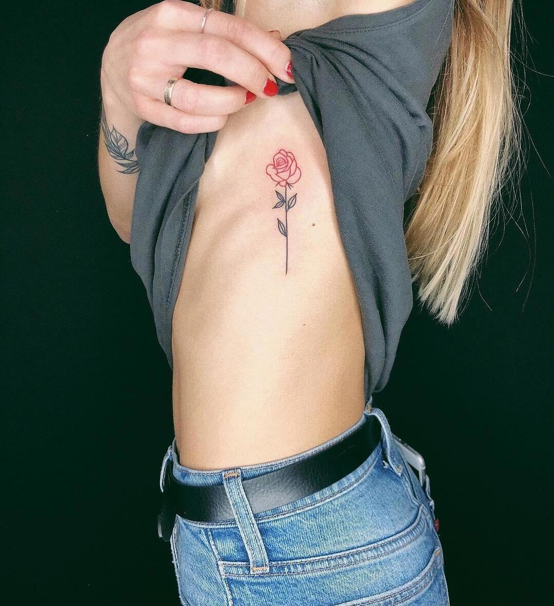 Tatuaje de una rosa sobre un costado