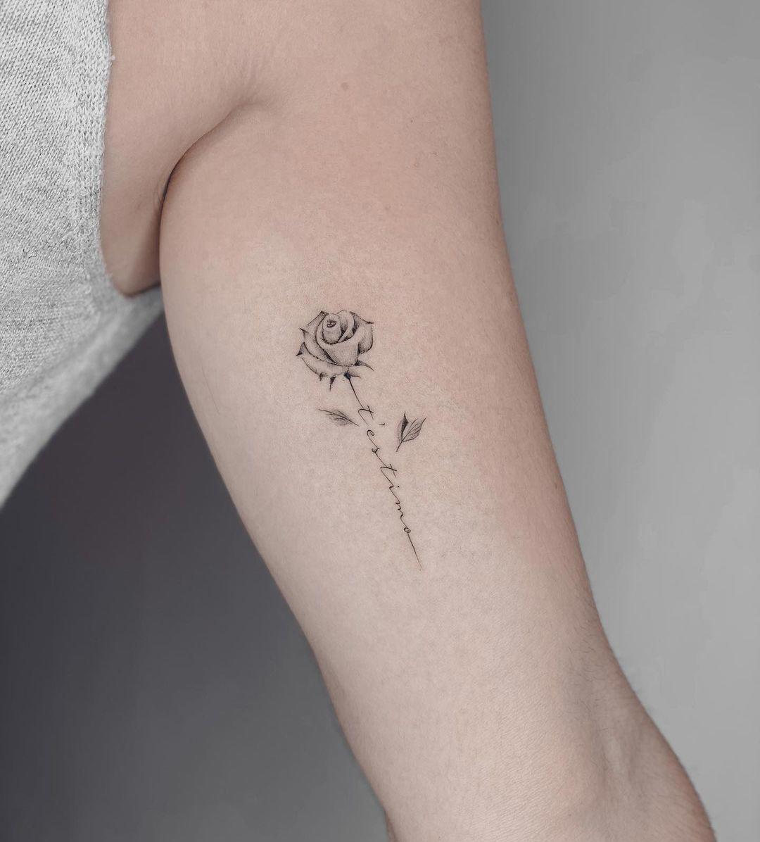 Tattoo de rosa micro-realista en el brazo