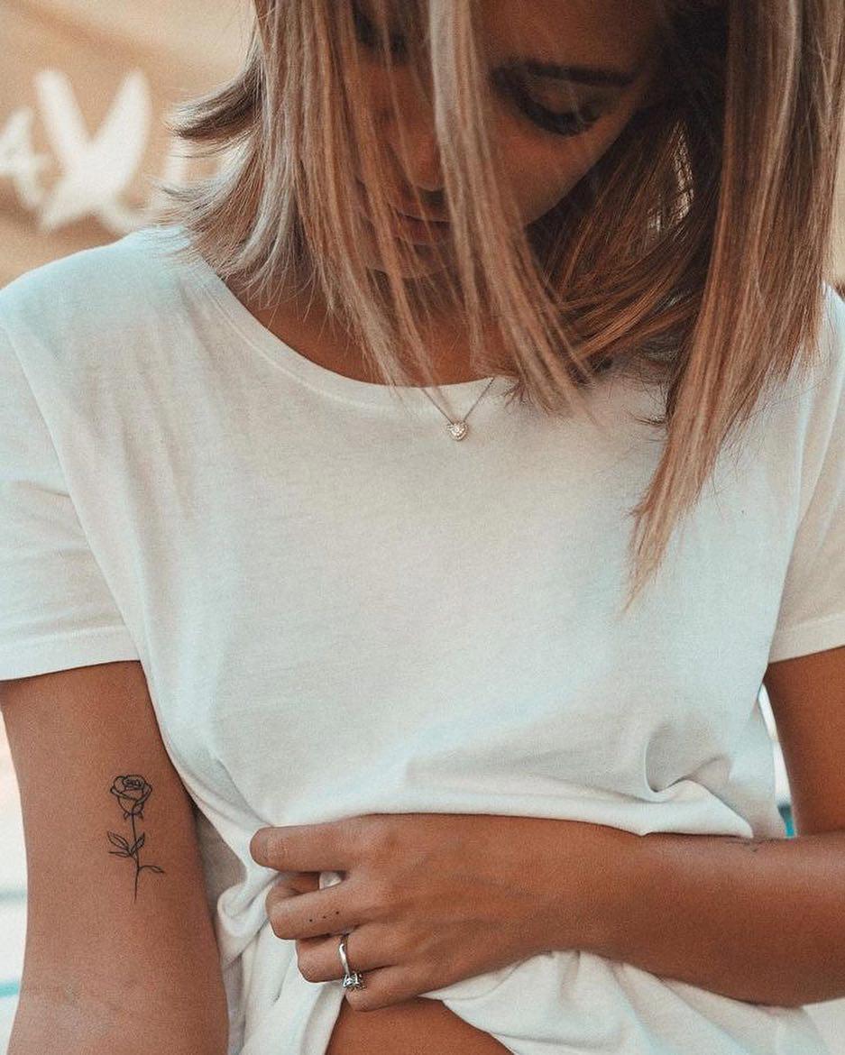 Tattoo de una rosa en la parte interna del brazo