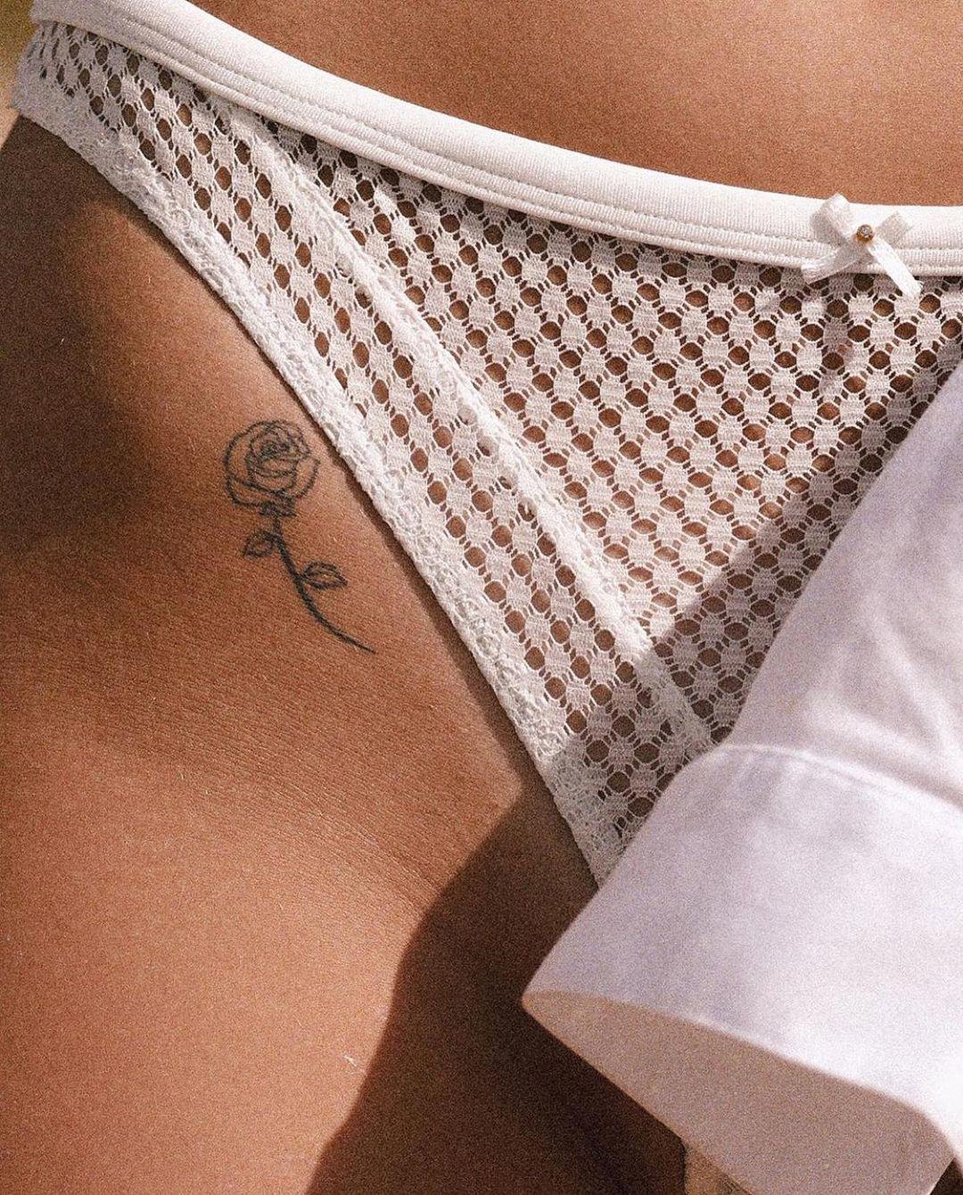 Tatuaje de una pequeña rosa en la ingle