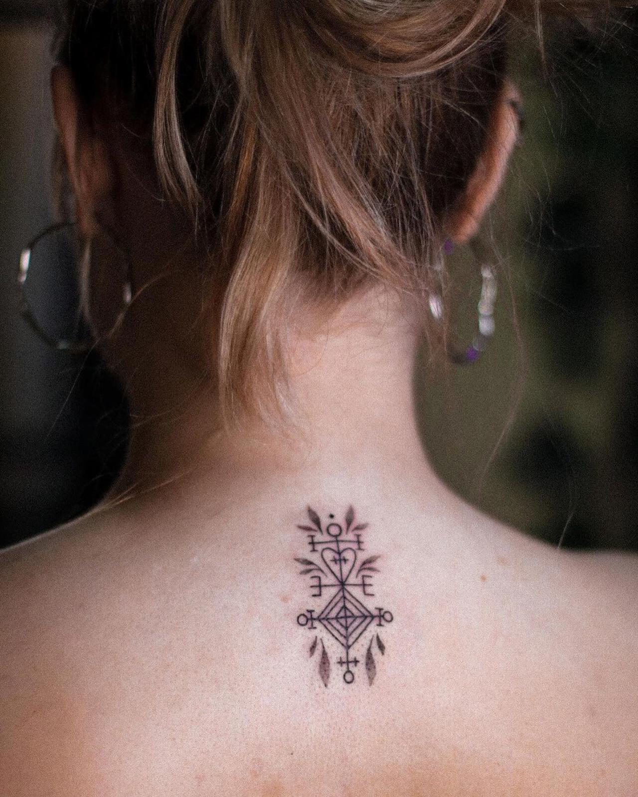 Tatuajes vikingos que triunfan y su significado: runas, cuervos y brújulas