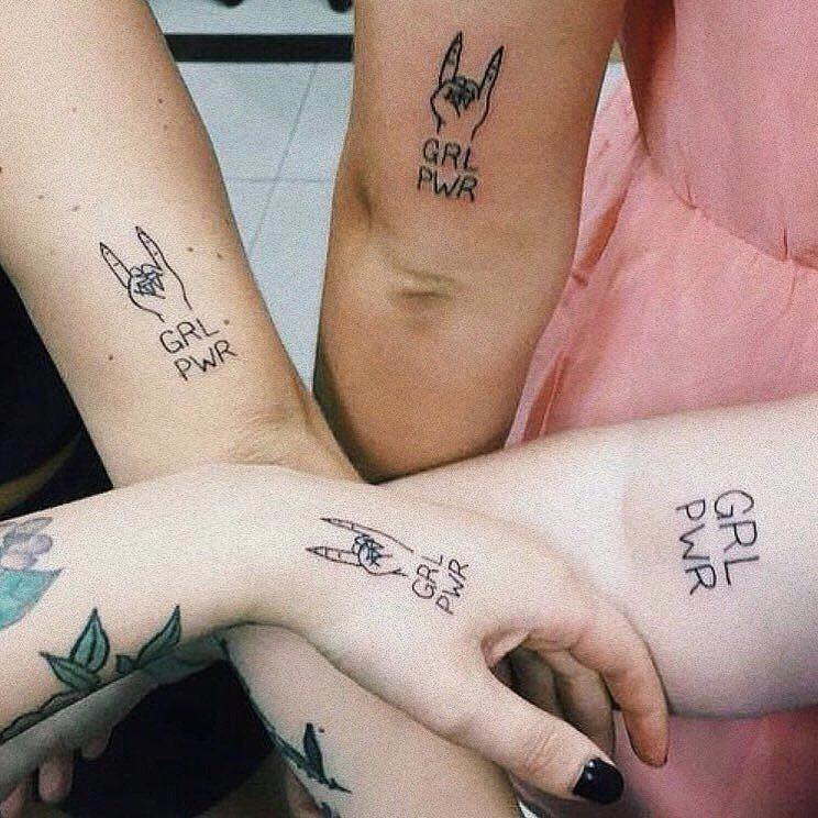 Tatuajes feministas en el brazo y la mano