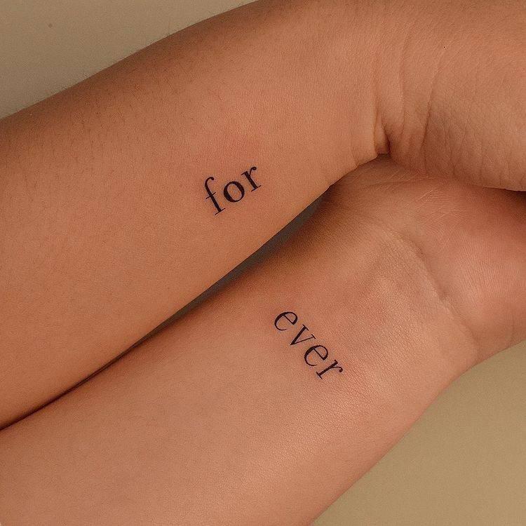 La palabra forever tatuada en el brazo