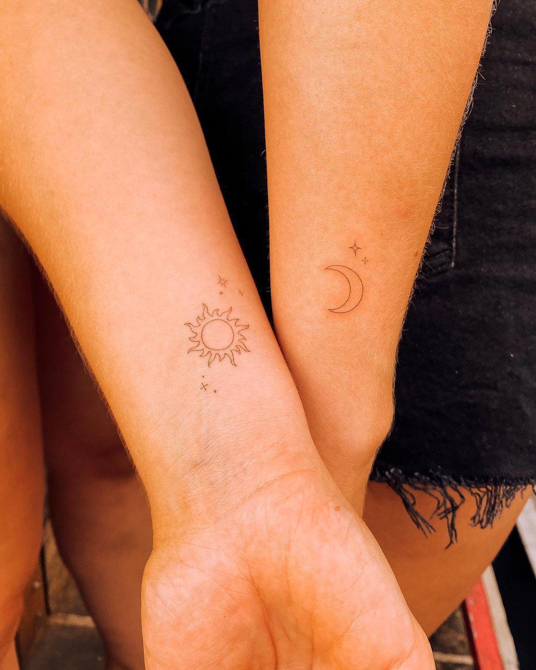 Tatuaje de el sol y la luna en el antebrazo