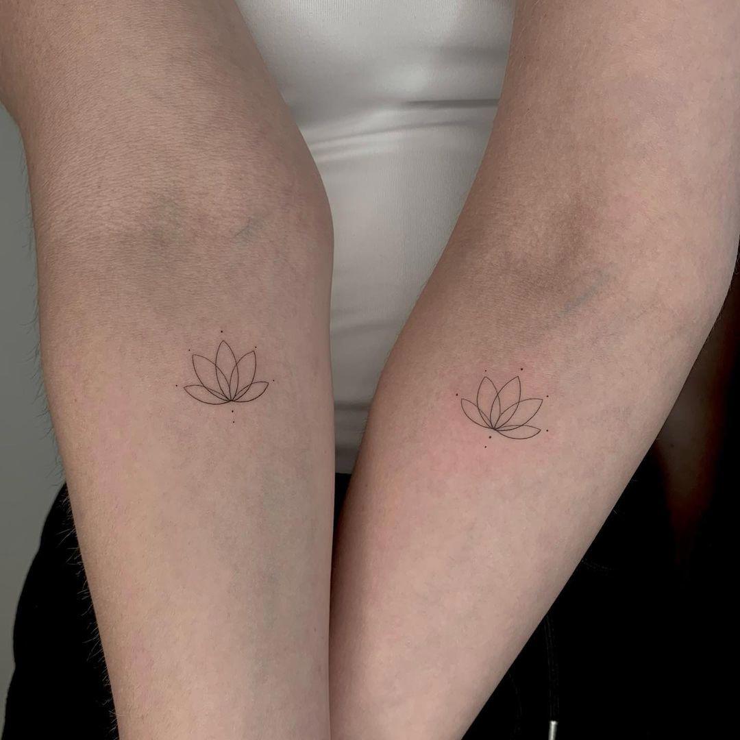 Tattoo de flor de loto minimalista en el antebrazo