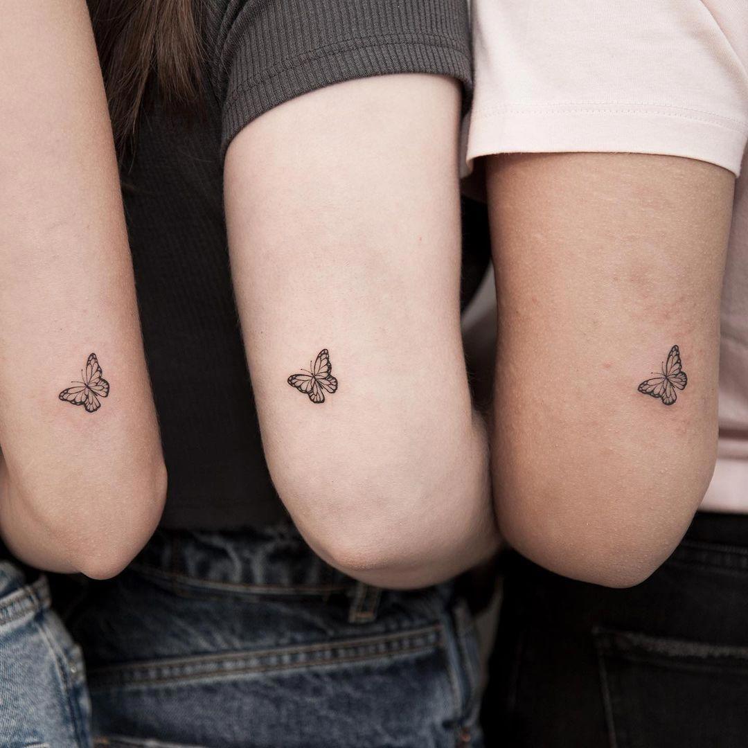 Mariposas tatuadas en el brazo.
