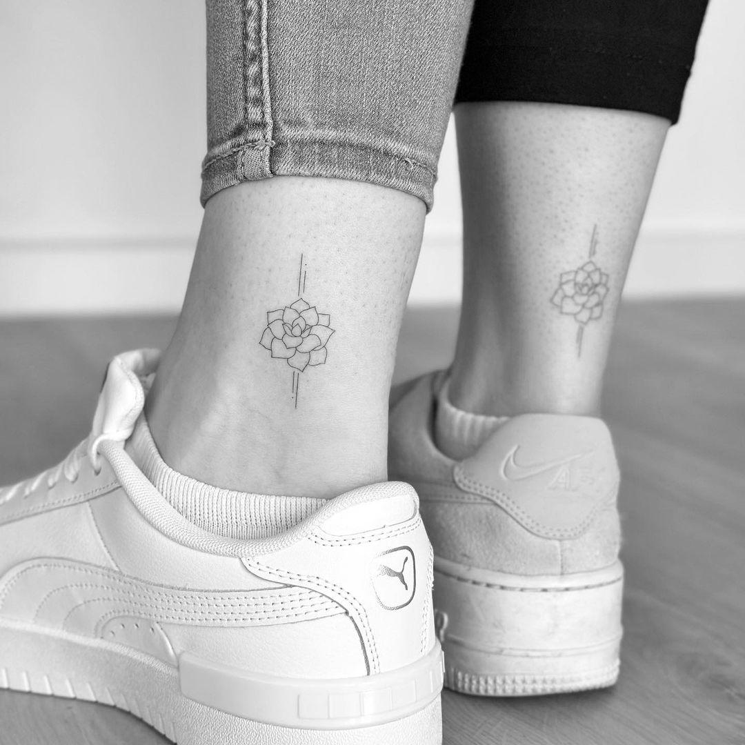 Tatuaje de flor en el tobillo