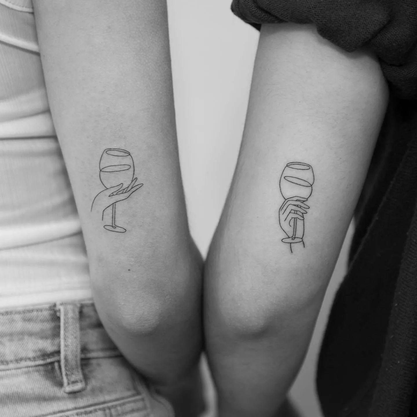 Tatuaje de dos copas en el brazo